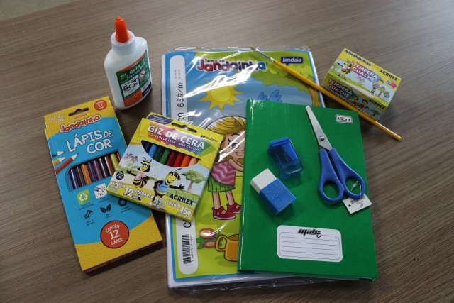 Sintrivest inicia distribuição de kits escolares para associados 