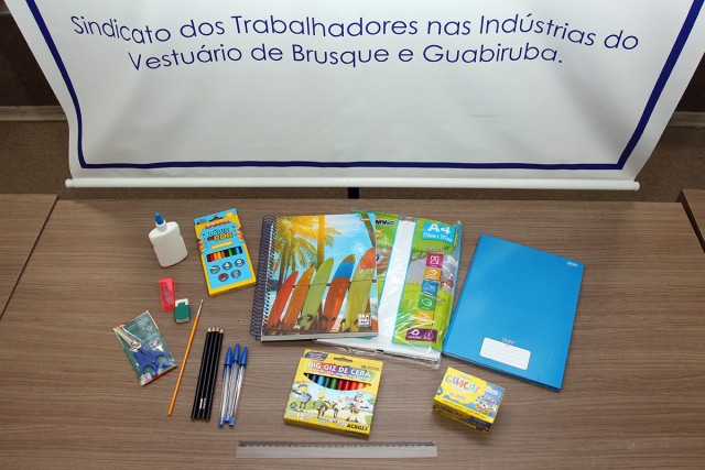 Sintrivest realiza entrega de kits de material escolar para associados a partir do dia 13 de janeiro